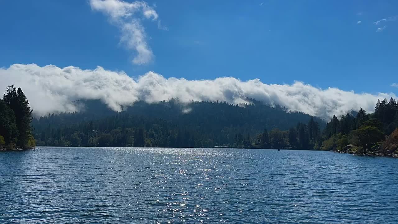 云从山上飘向格雷戈里湖视频素材