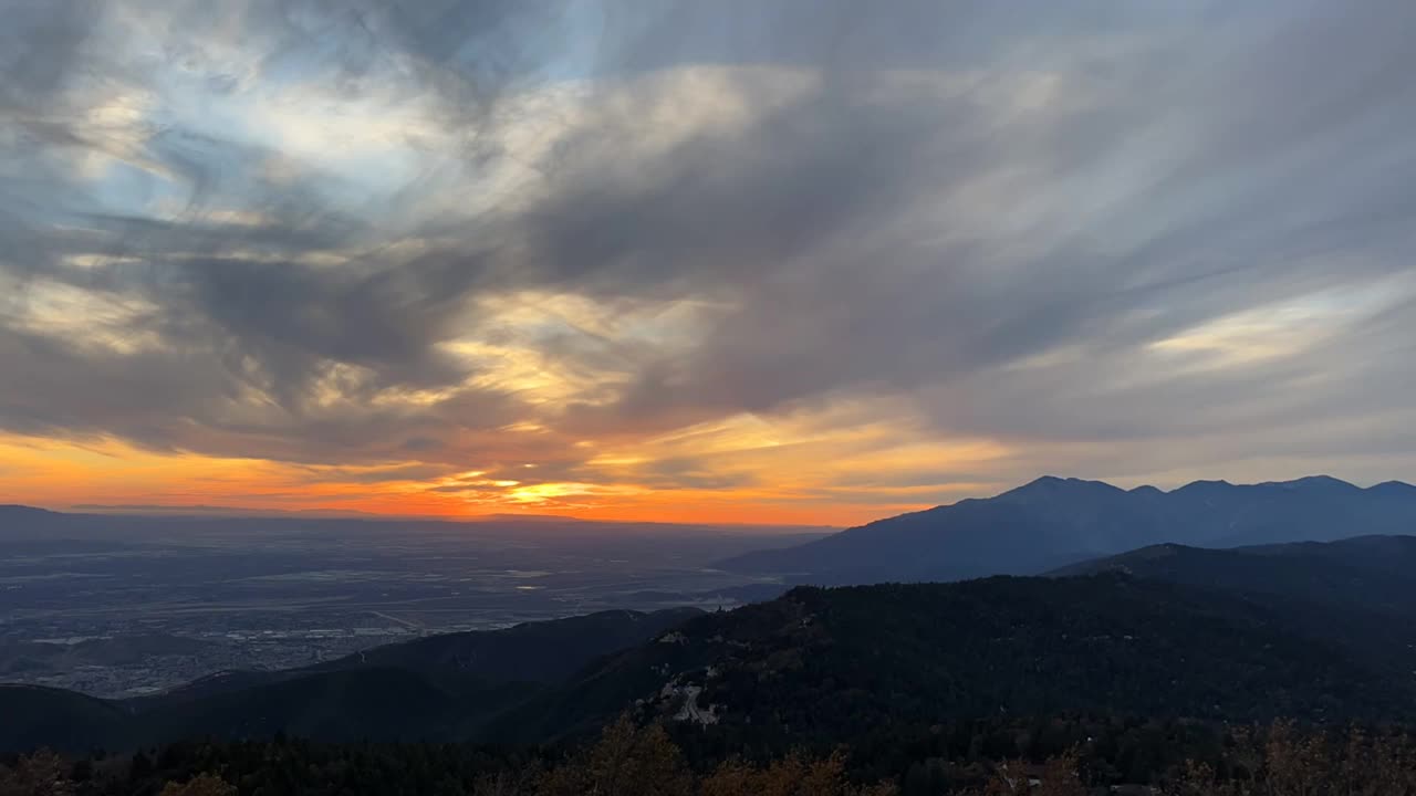 日落在云和色彩的山脉和山谷视频素材