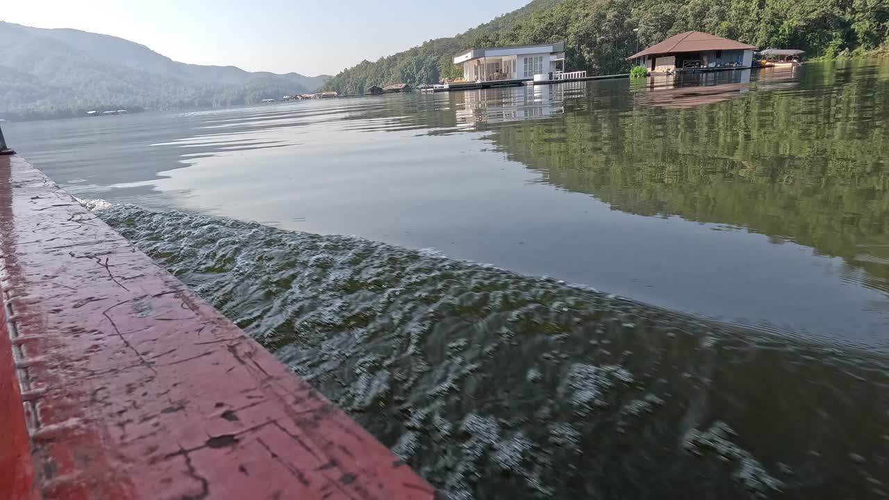 乘船经过漂浮的房屋视频素材