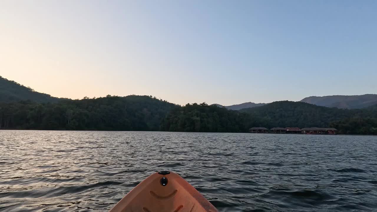 皮划艇穿越宁静湖之旅视频素材