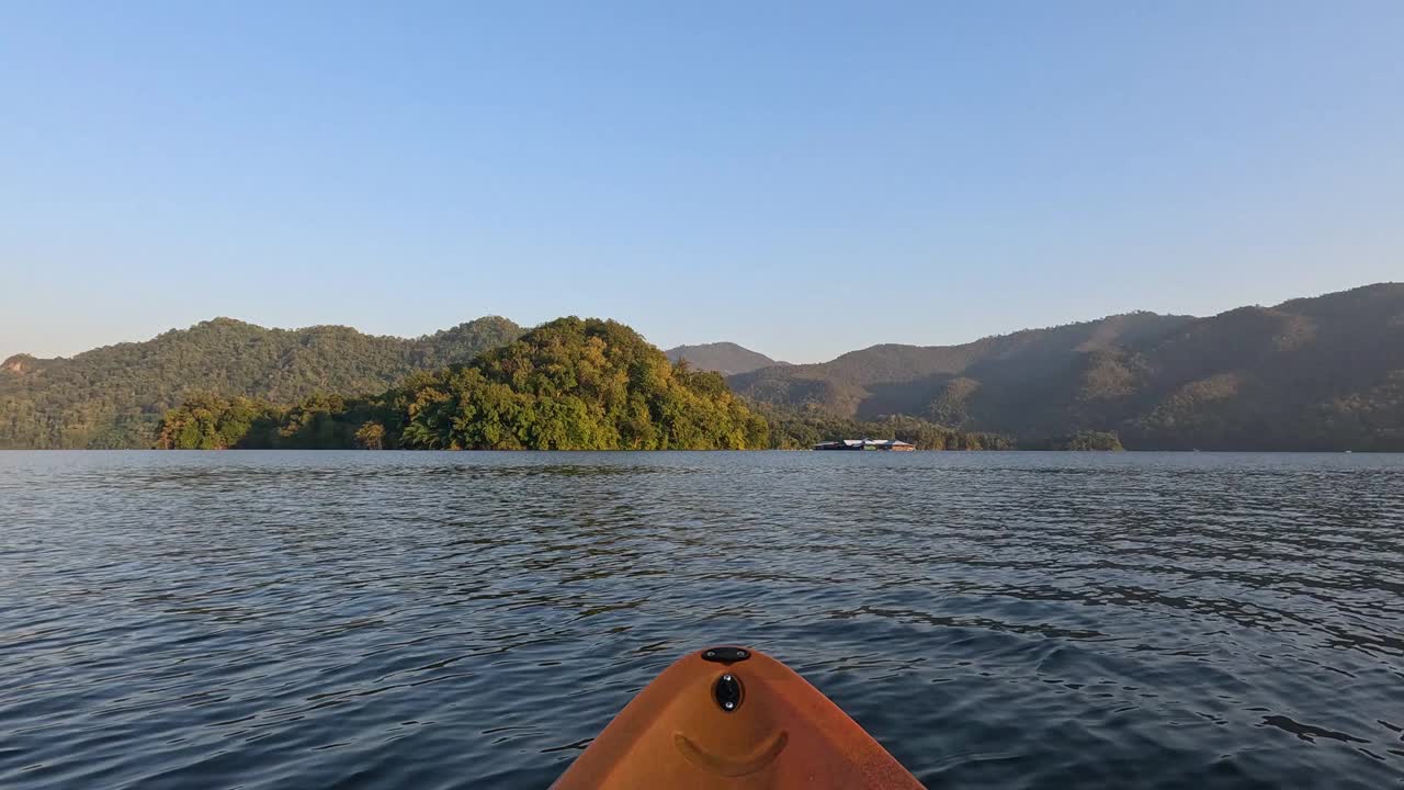 皮划艇穿越宁静湖之旅视频素材