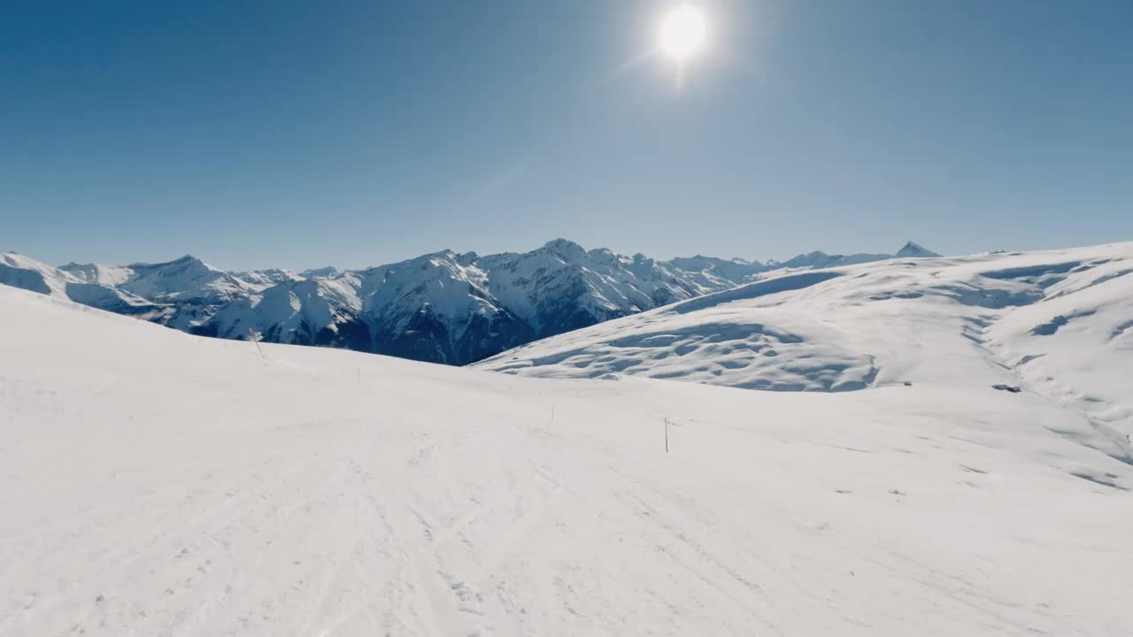 美丽的阳光明媚的一天，在滑雪地区Surselva Obersaxen Mundaun瑞士阿尔卑斯山50帧视频素材