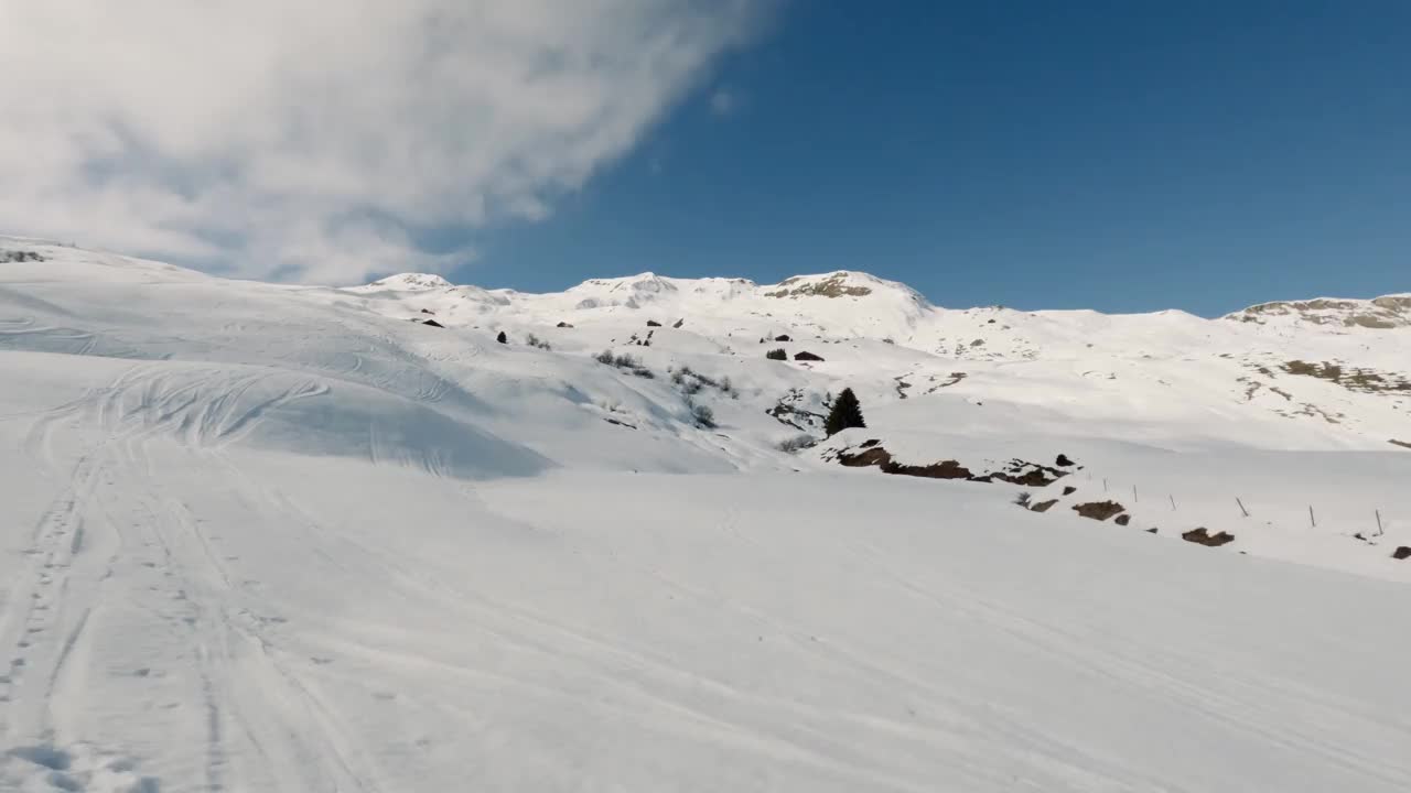 美丽的阳光明媚的一天，在滑雪地区Surselva Obersaxen Mundaun瑞士阿尔卑斯山50帧视频下载