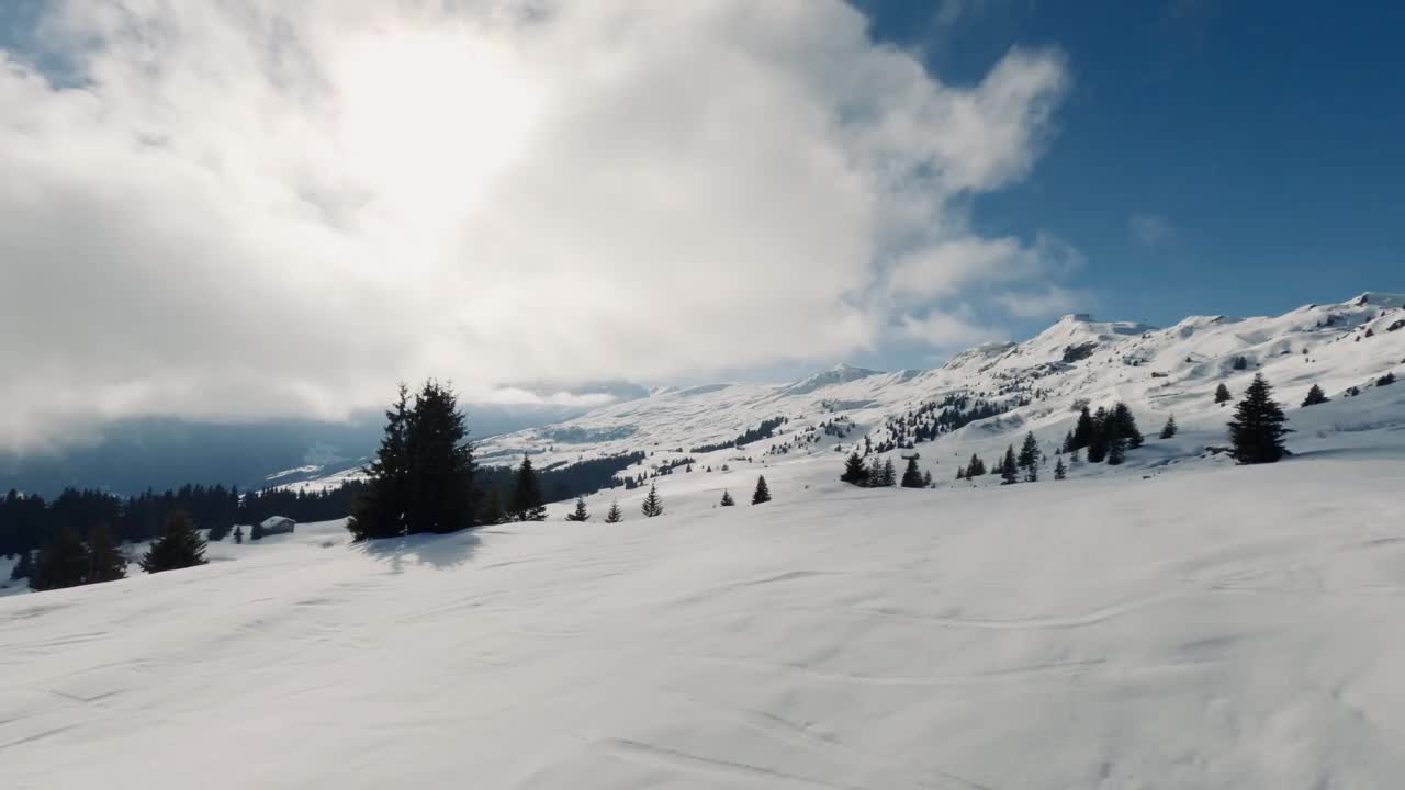 美丽的阳光明媚的一天，在滑雪地区Surselva Obersaxen Mundaun瑞士阿尔卑斯山50帧视频素材