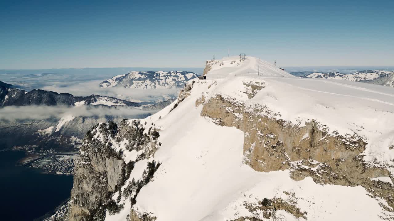 冬季美景鸟瞰斯托斯的Fronalpstock，滑雪者在斜坡上。瑞士视频下载