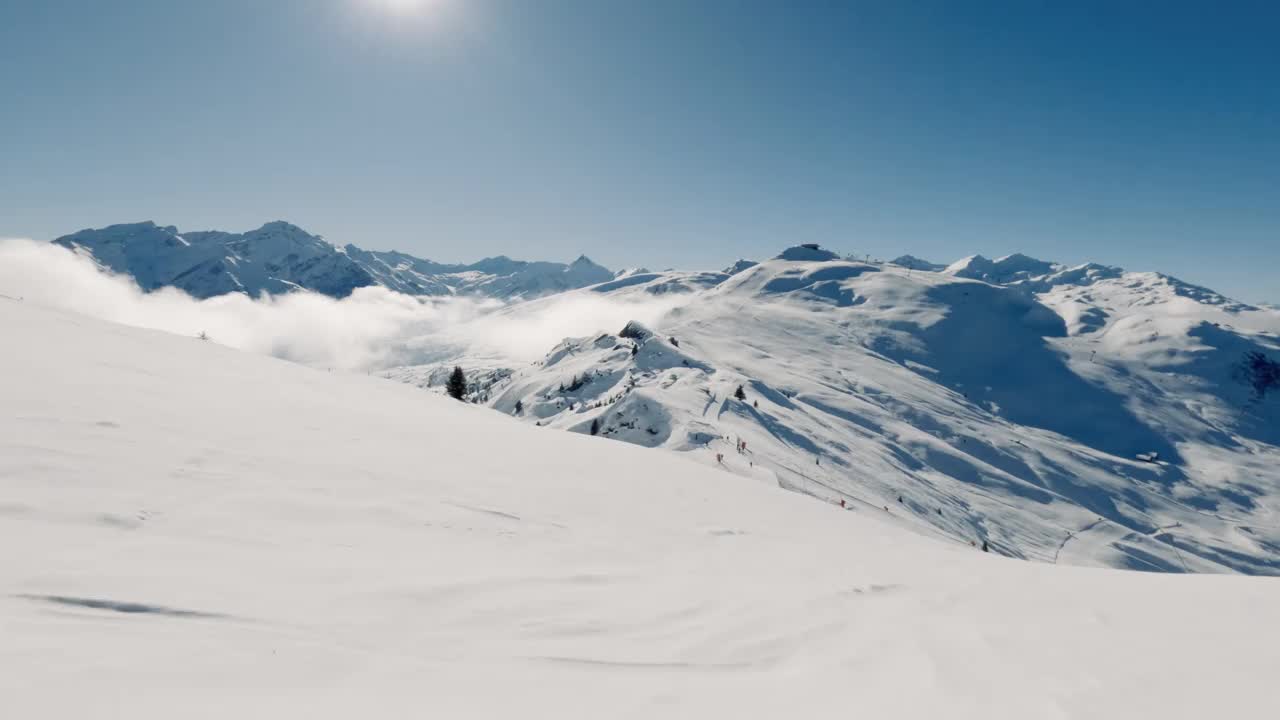 美丽的阳光明媚的一天，在滑雪地区Surselva Obersaxen Mundaun瑞士阿尔卑斯山50帧视频下载