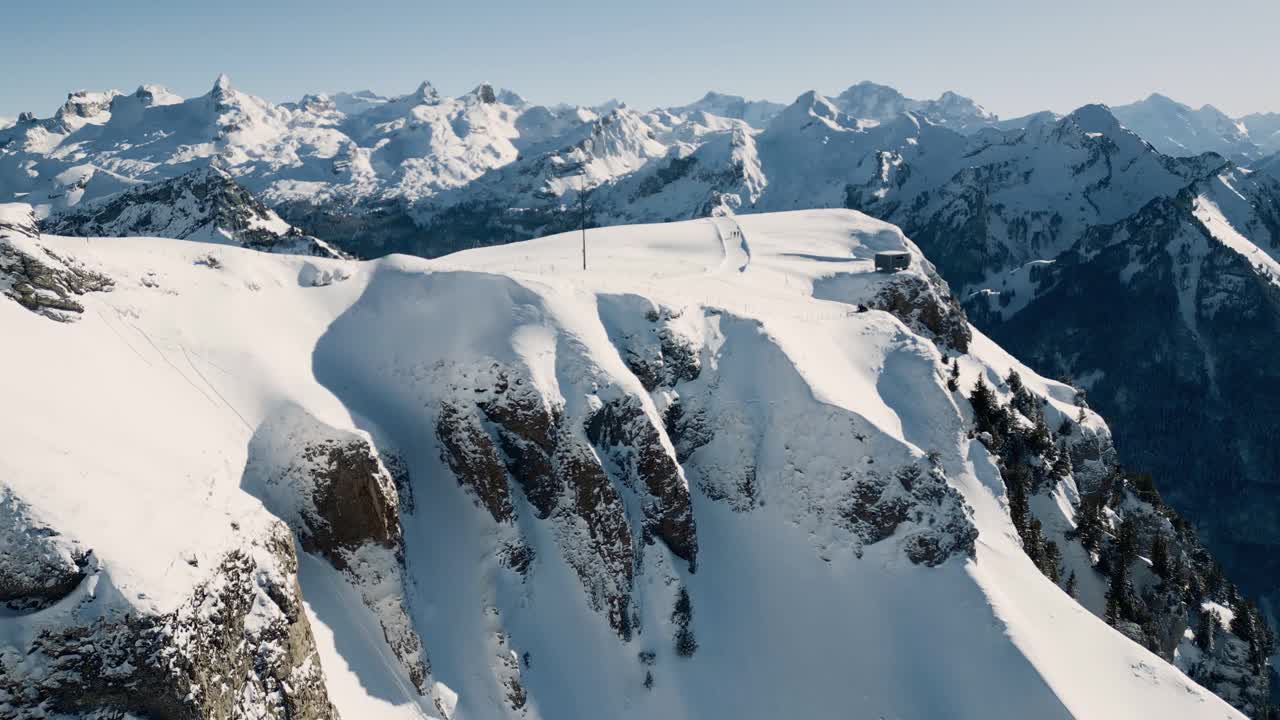 冬季美景鸟瞰斯托斯的Fronalpstock，滑雪者在斜坡上。瑞士视频下载