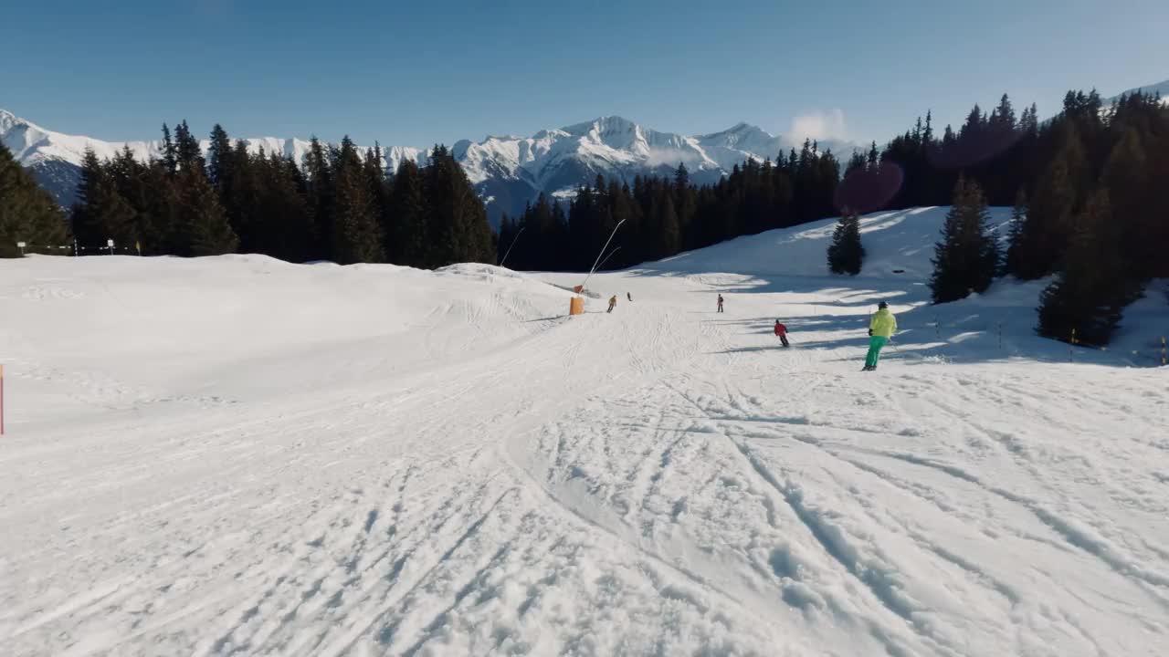 美丽的阳光明媚的一天，在滑雪地区Surselva Obersaxen Mundaun瑞士阿尔卑斯山50帧视频下载