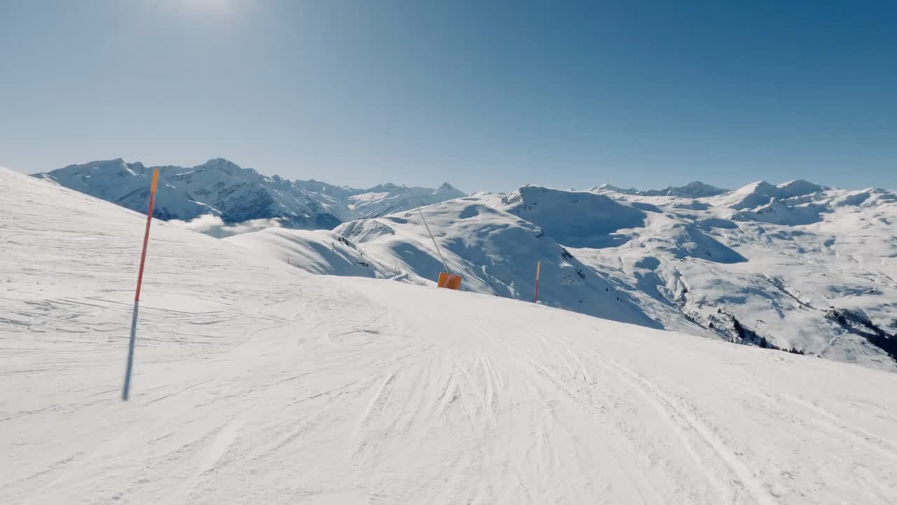 美丽的阳光明媚的一天，在滑雪地区Surselva Obersaxen Mundaun瑞士阿尔卑斯山50帧视频素材