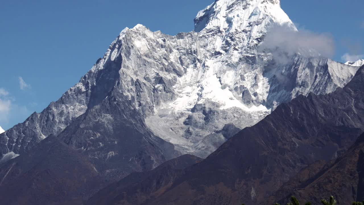 积雪覆盖的阿玛达布拉姆山高耸入云的喜马拉雅山脉在尼泊尔视频素材