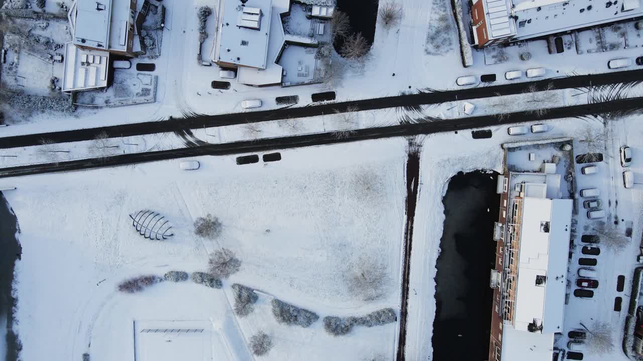 俯瞰航拍的美丽街道，房屋被雪覆盖视频素材