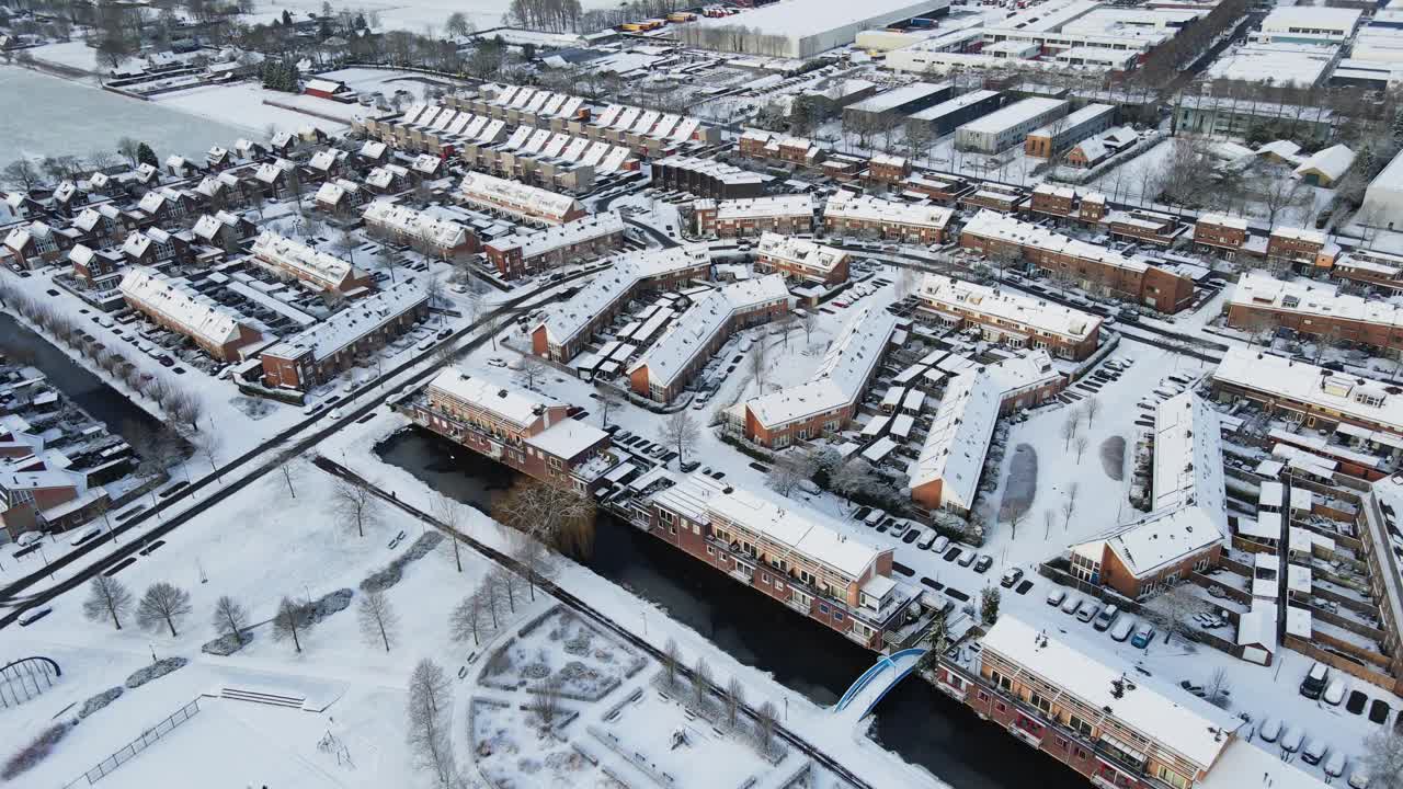 美丽的航拍照片，一个小镇郊区在一个晴朗的日子里被雪覆盖视频素材