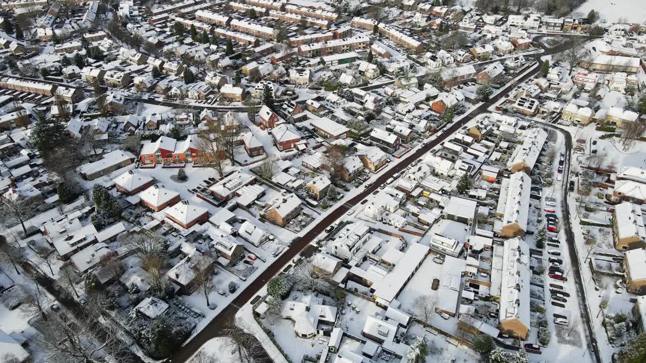 令人惊叹的航拍，一个风景如画的荷兰小镇被雪覆盖。道路很干净。拍摄于荷兰索斯特视频素材