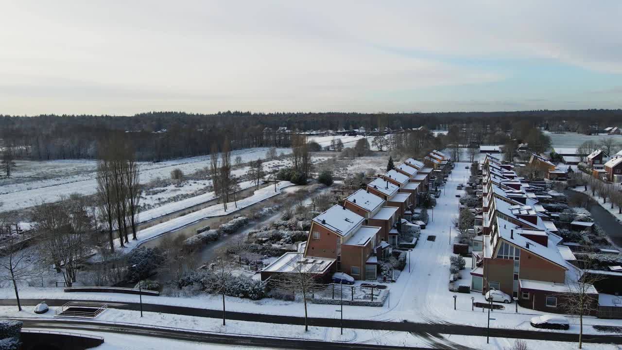 一排美丽的房屋被雪覆盖视频素材