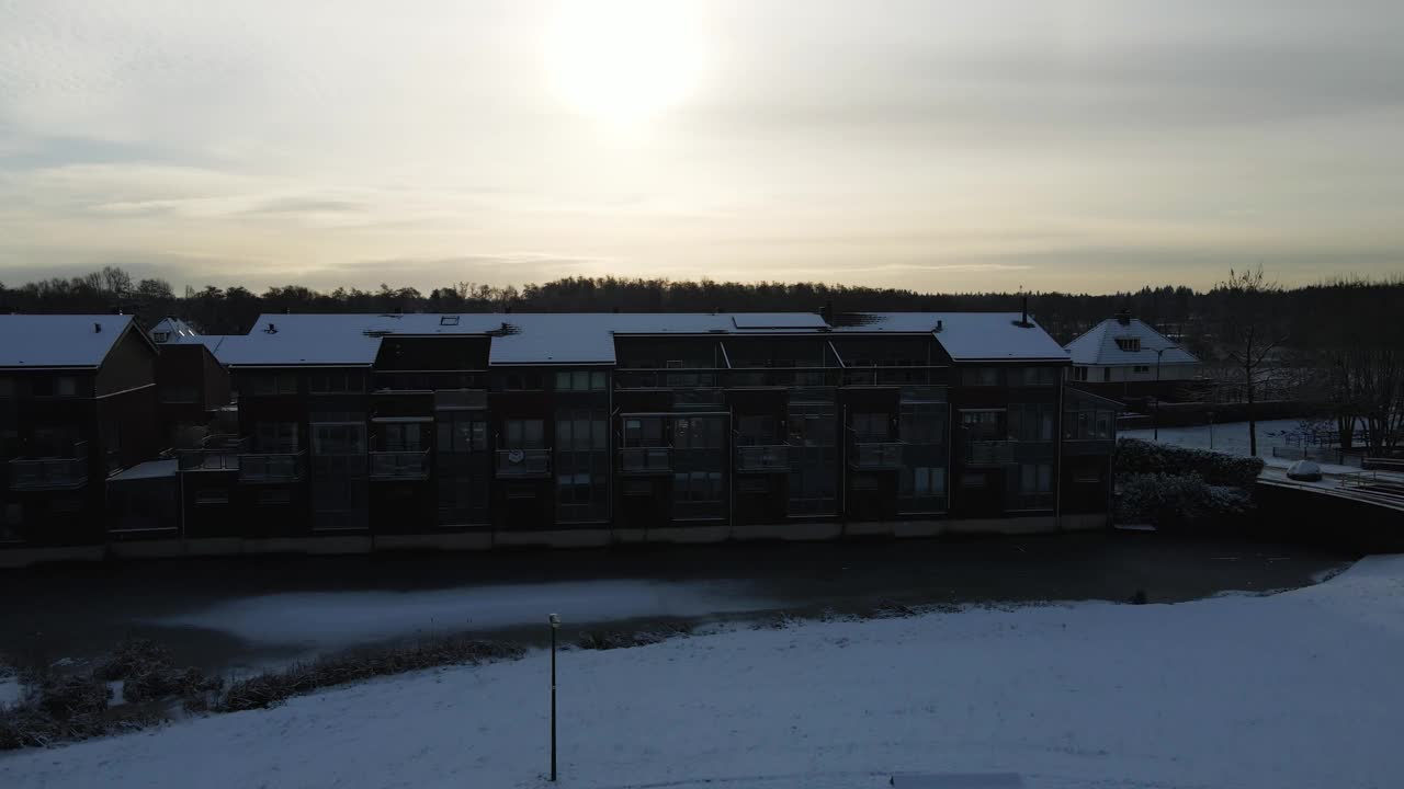 夕阳下美丽的白雪覆盖的郊区视频素材