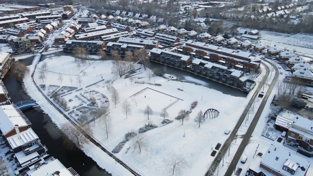 美丽的鸟瞰图，在荷兰郊区，一个被雪覆盖的公园视频素材