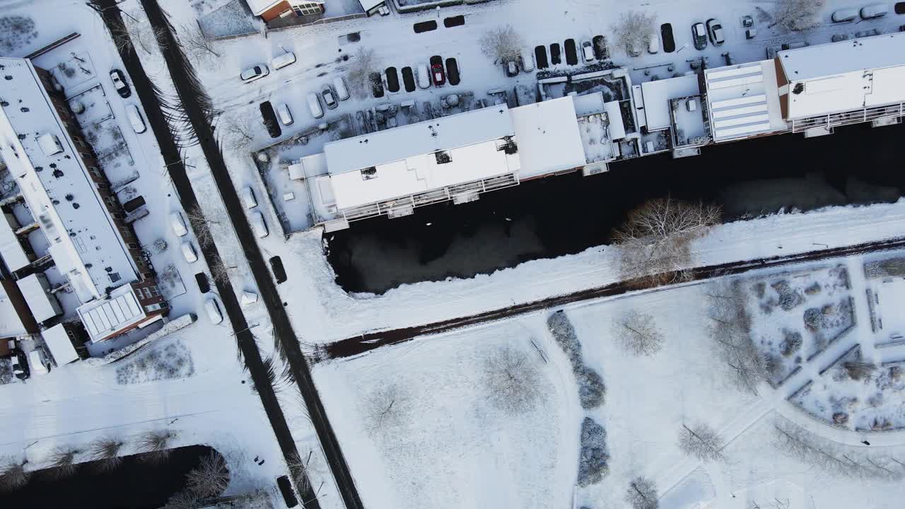 一个小镇上被雪覆盖的社区的俯视图。视频素材