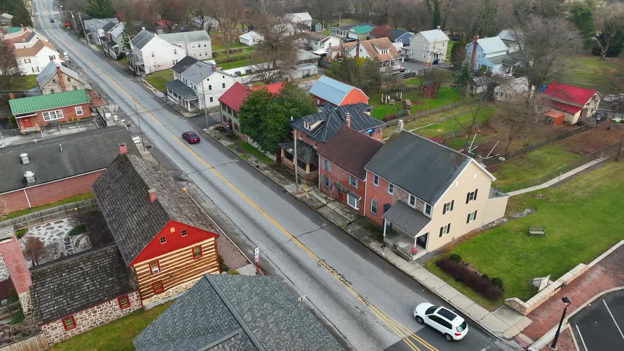 冬天小镇的航拍照片。美国农村的道路和房屋。视频素材