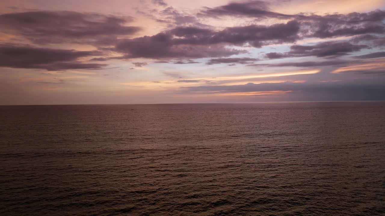 巴厘岛海上壮观的日落天空，印度尼西亚巴厘岛沧谷。空中拍摄视频素材