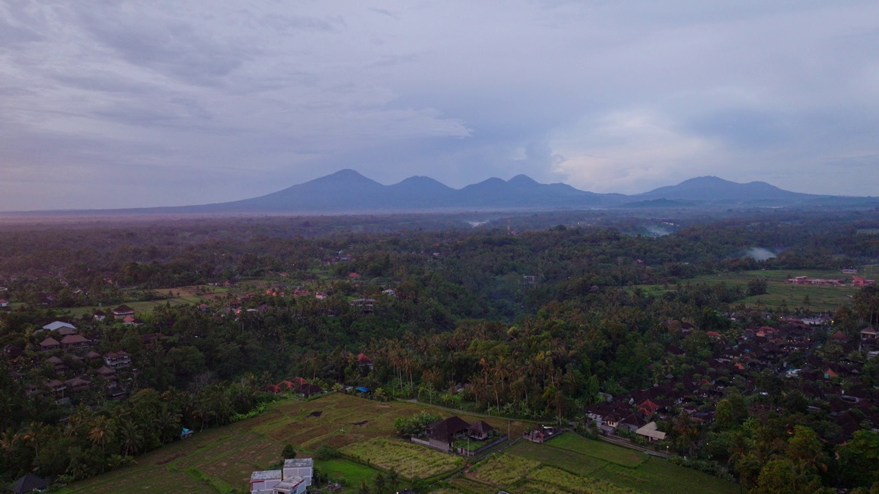 乌布村和度假胜地，阴天和山的背景，巴厘岛在印度尼西亚。空中飞回和天空为复制空间视频素材