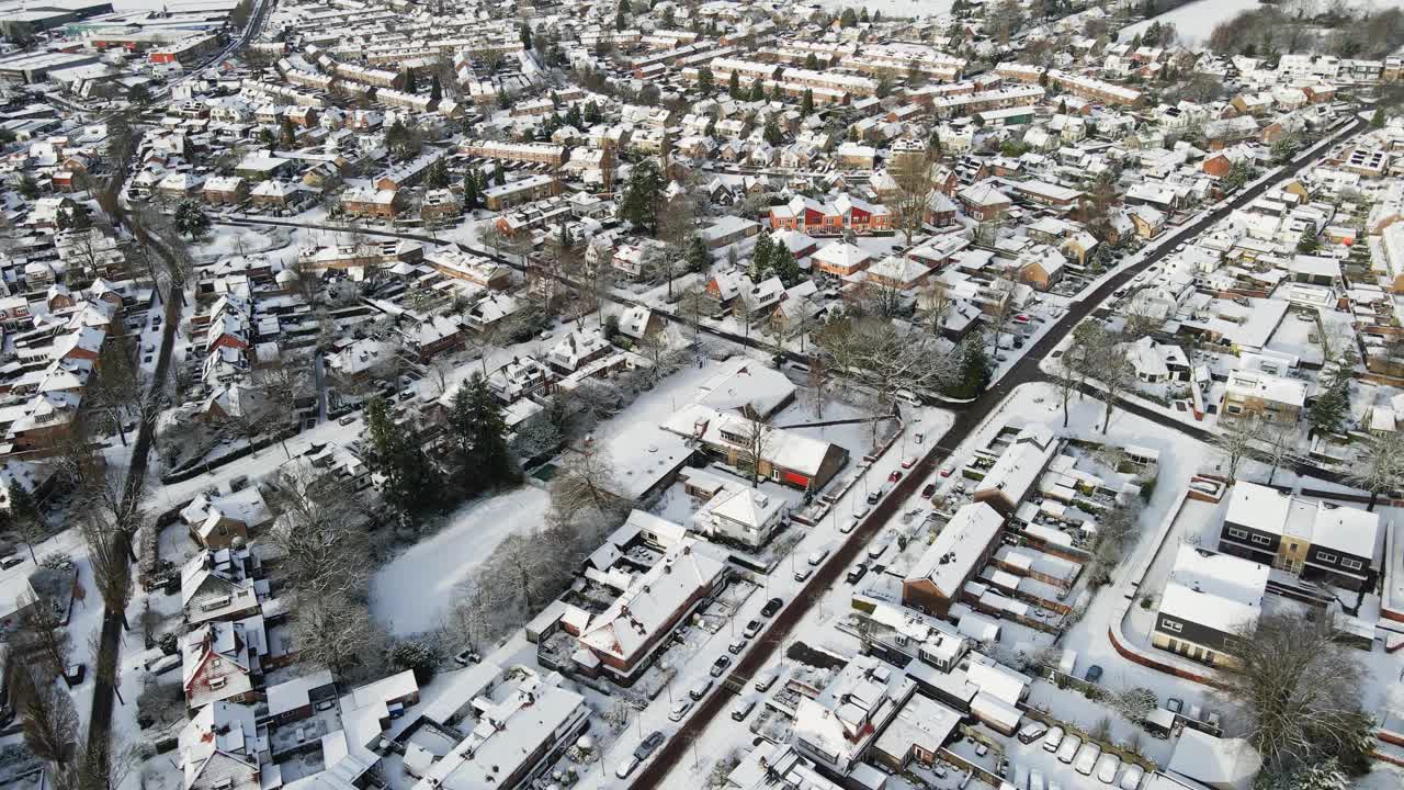 白雪覆盖的乡村小镇的美丽鸟瞰图视频素材