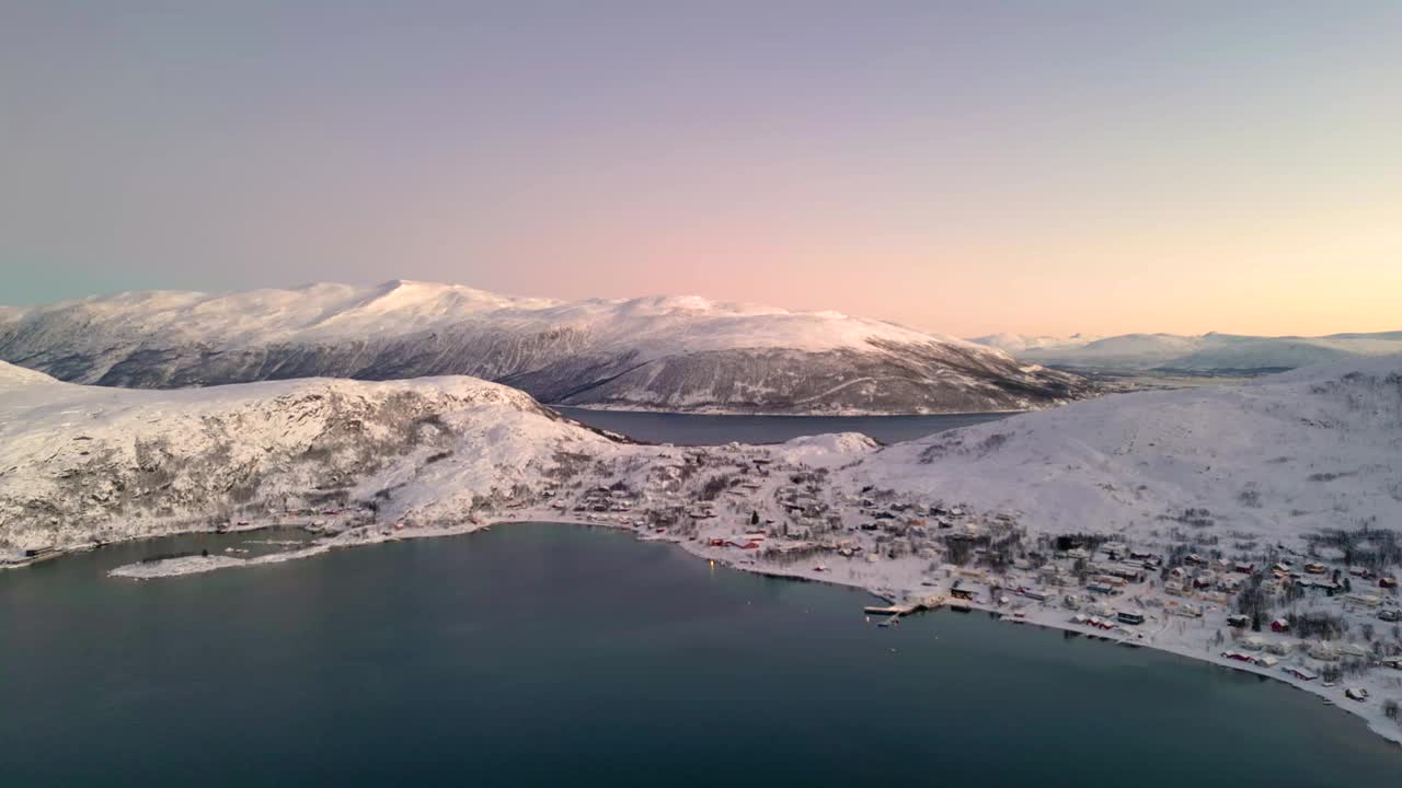 鸟瞰图，黄金时段被雪山包围的ersjordvegen村视频素材