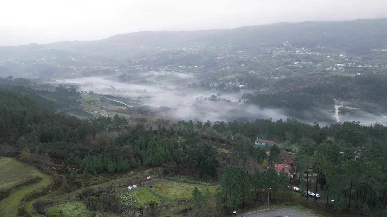 雾蒙蒙的早晨，马尔科·德·卡纳维斯，葡萄牙波尔图视频素材