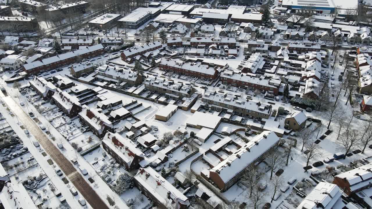 白雪覆盖的美丽小镇的航拍图。道路很干净，没有冰雪视频素材