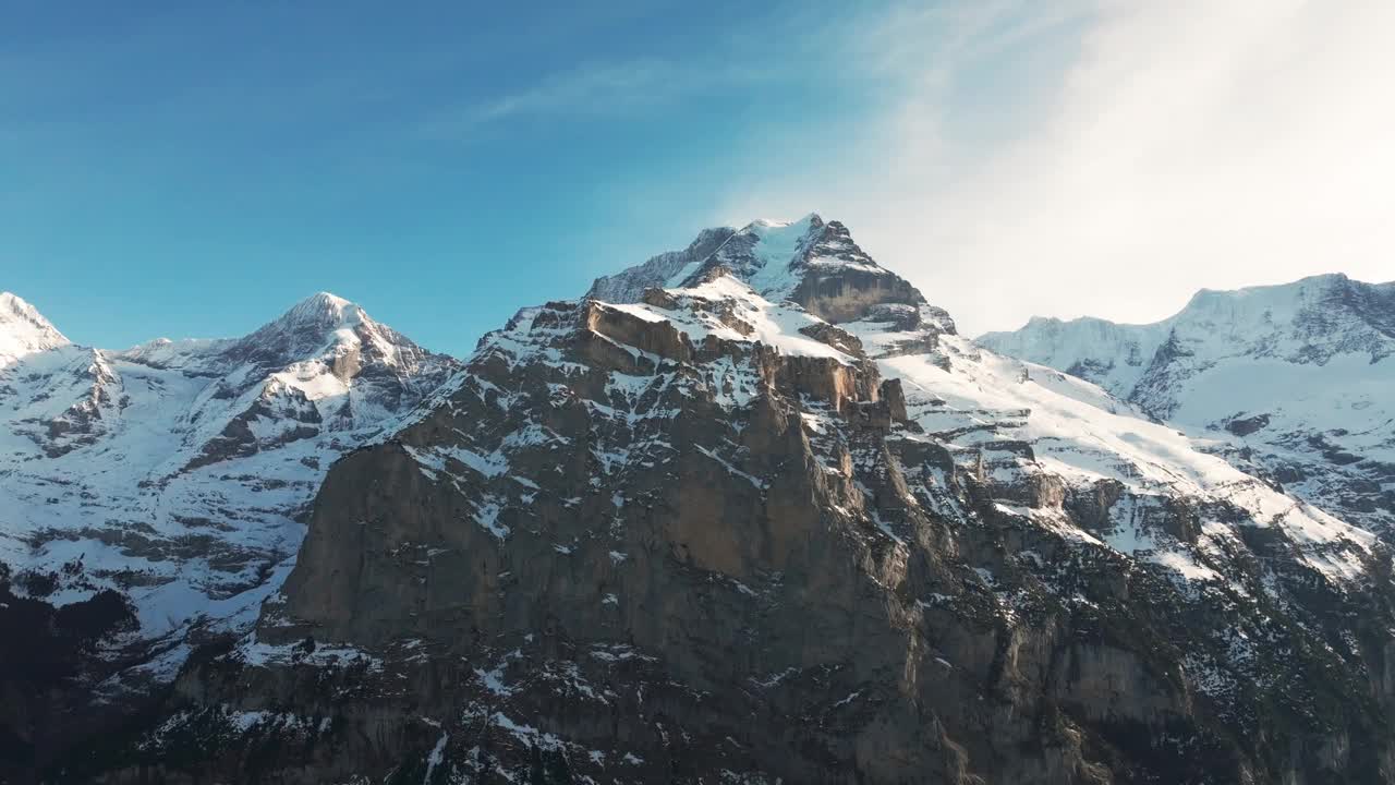 雄伟的瑞士山脉与雪峰，阳光明媚的冬季景观视频素材