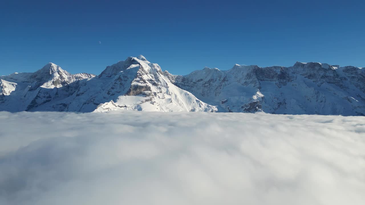 瑞士山脉附近浓密的云景和蓝天视频素材