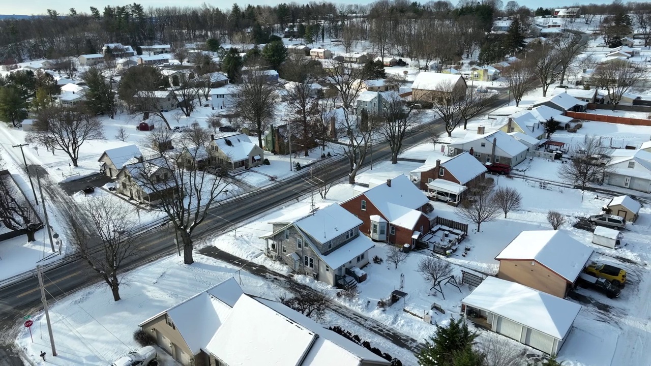 美国的圣诞村。屋顶上的冬雪。街道两旁是五颜六色的砖和传统的两层房屋。假日季节的鸟瞰图。视频素材