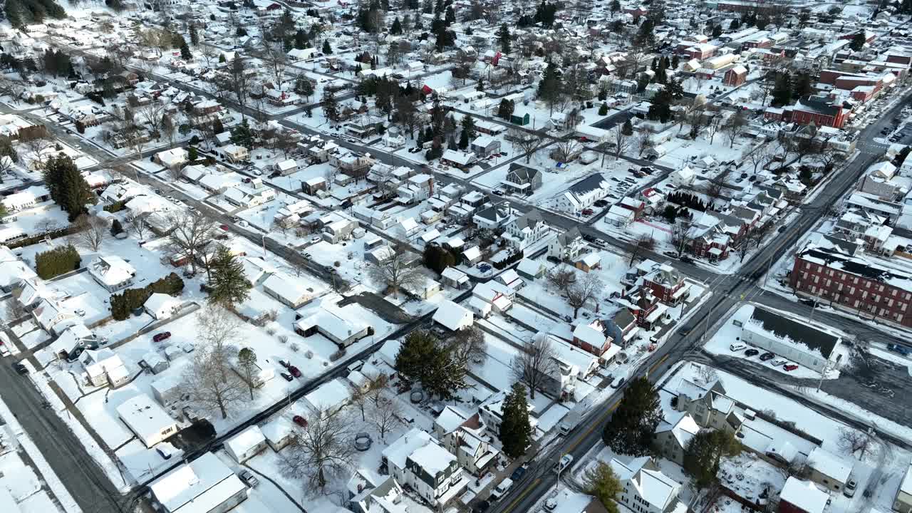 航拍美国城市，小镇覆盖在冬季暴风雪。美国的白色屋顶、房屋和房子。圣诞节的场景。视频素材