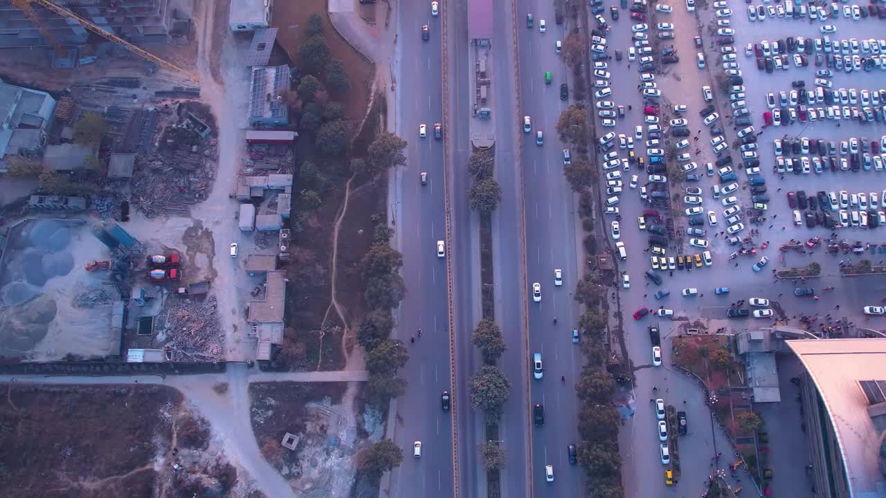 空中拍摄的道路交通和停车场在停机时间-从顶部拍摄视频素材