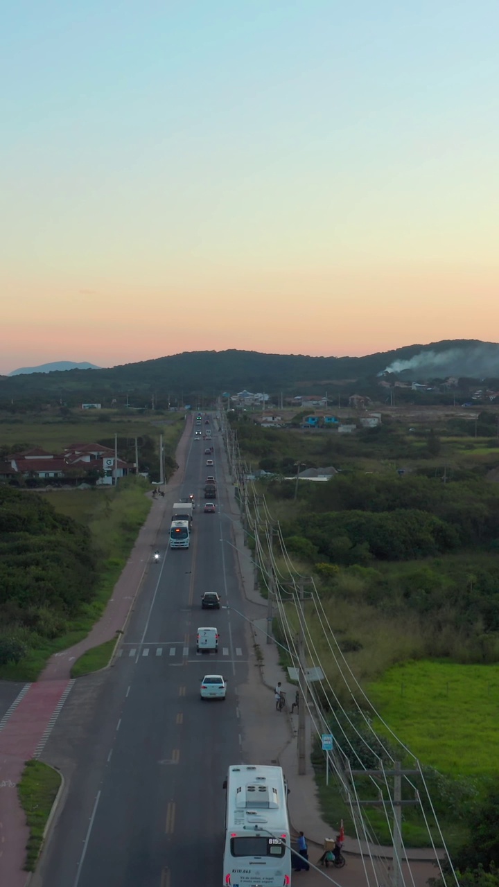 公路鸟瞰图，卡车行驶在繁忙的高速公路和日落视频素材