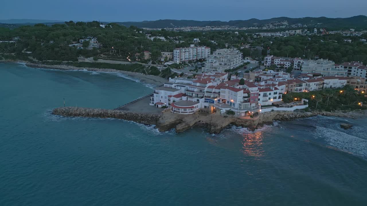 黎明时分的圣盖耶顿海岸，古雅的沿海村庄，鸟瞰图视频素材