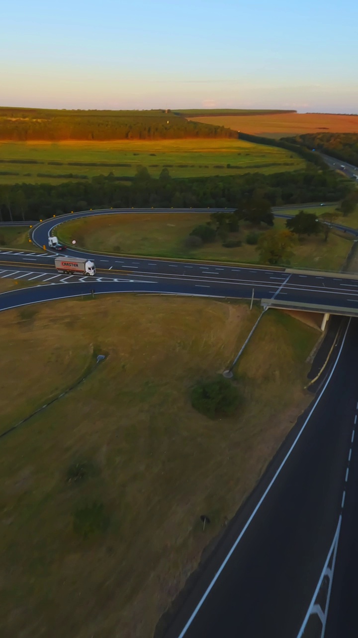 鸟瞰日落时宁静的高速公路和桥梁，车辆稀少视频素材