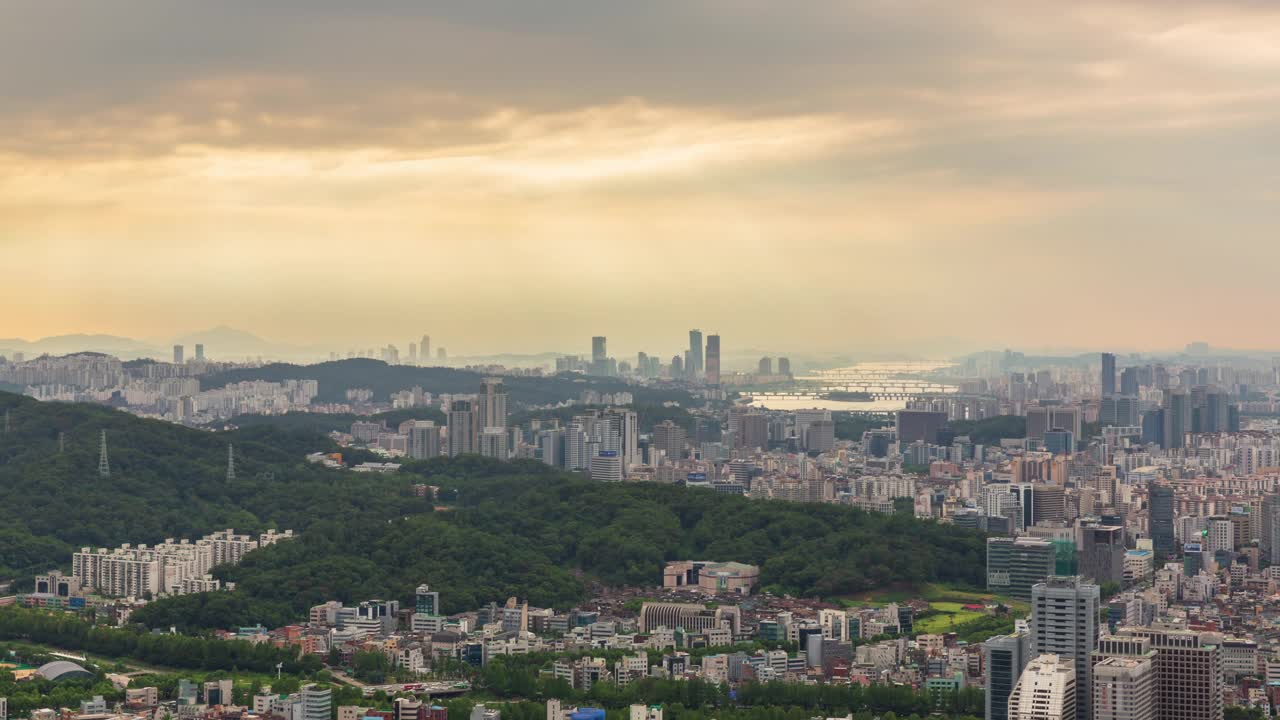 龟龙山，天文台，汝矣岛，63大厦，首尔国际金融中心，汉江，游船，白天/韩国首尔视频素材