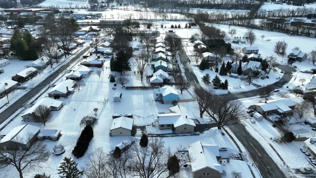 美国小镇冬季暴风雪后的传统房屋。空中卡车拍摄的街道和白色屋顶在圣诞假期的神奇场景。视频素材