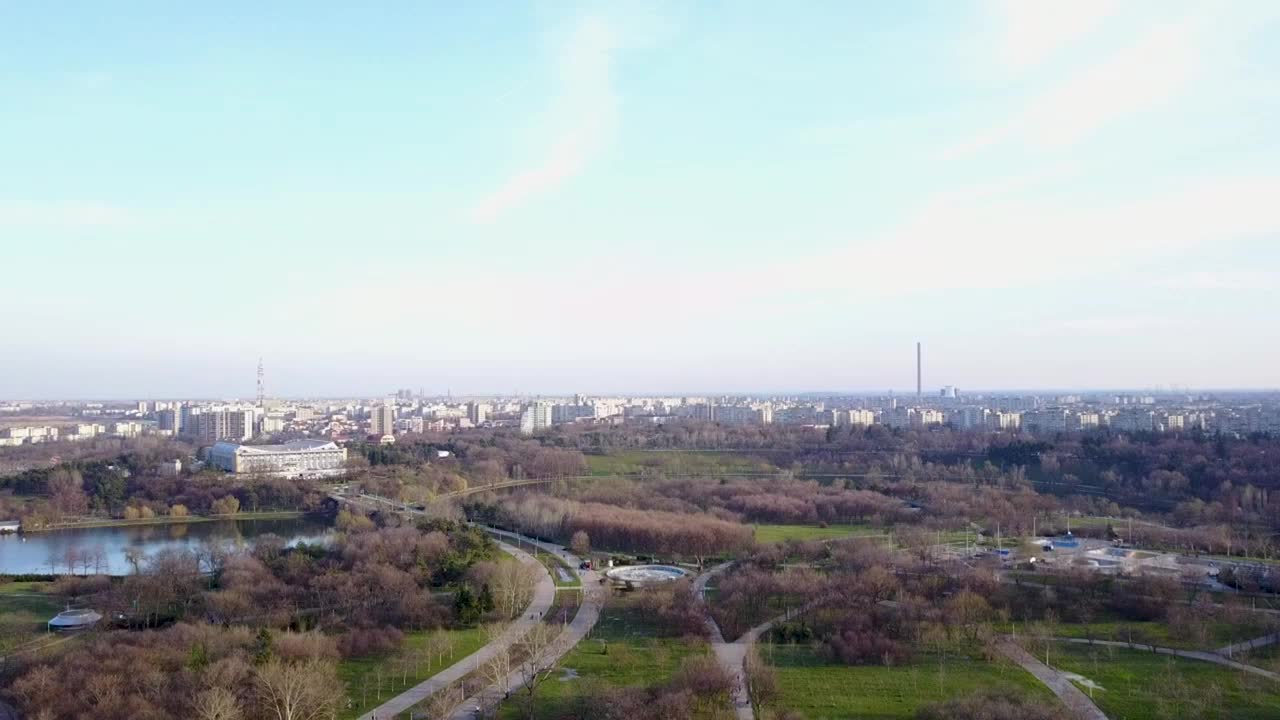 在罗马尼亚的布加勒斯特，飞下来眺望蒂涅雷图鲁伊公园视频素材