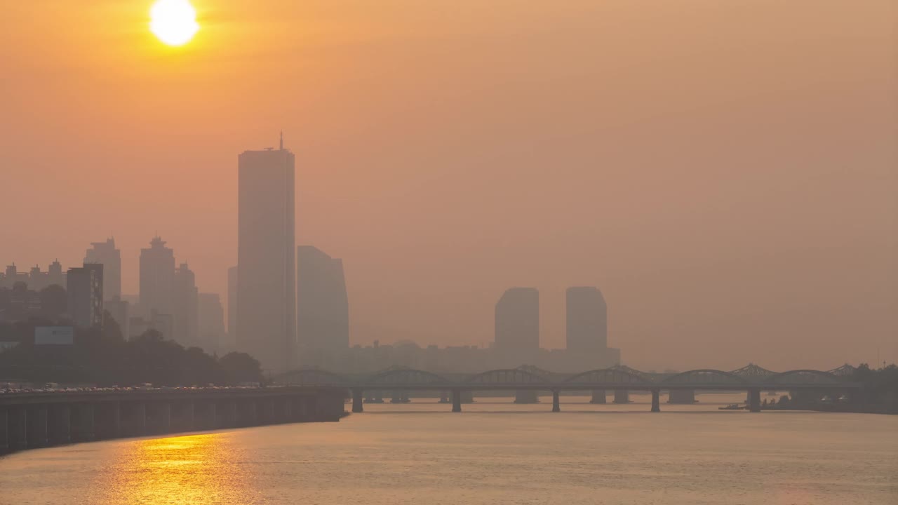 铜雀大桥、观景台、汝矣岛、63大厦、汉江、汉江大桥、汉江铁桥、汉江铁桥，白天与黑夜/韩国首尔永登浦区视频素材