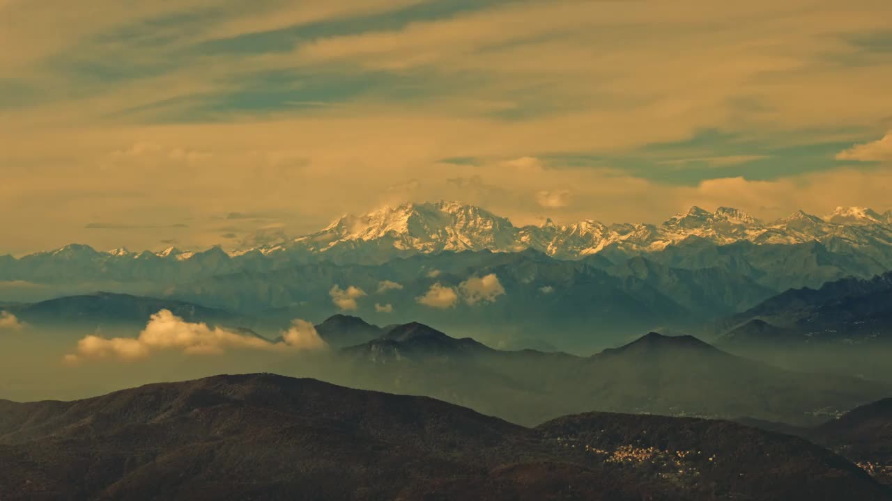 鸟瞰美丽的山景，山谷中有白雪覆盖的罗莎山和日落中的马特宏峰视频素材