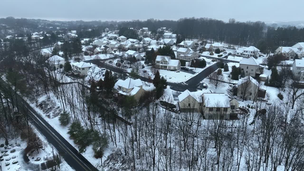 美国宾夕法尼亚州的美国社区在冬天的一天，屋顶下雪-建立无人机拍摄视频素材