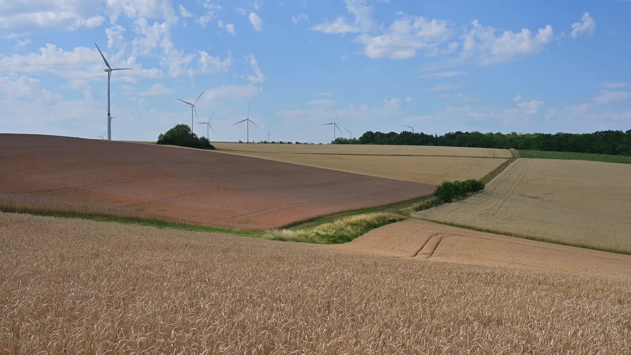 夏季景观与风力涡轮机，安斯坦，Landkreis mainspessart, Franconia，巴伐利亚，德国视频素材