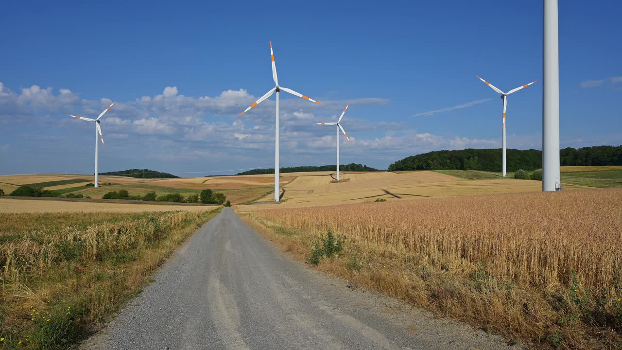 夏季景观中的风力涡轮机，温克海姆，韦巴赫，Main-Tauber-Kreis, Baden wrttemberg，德国视频素材