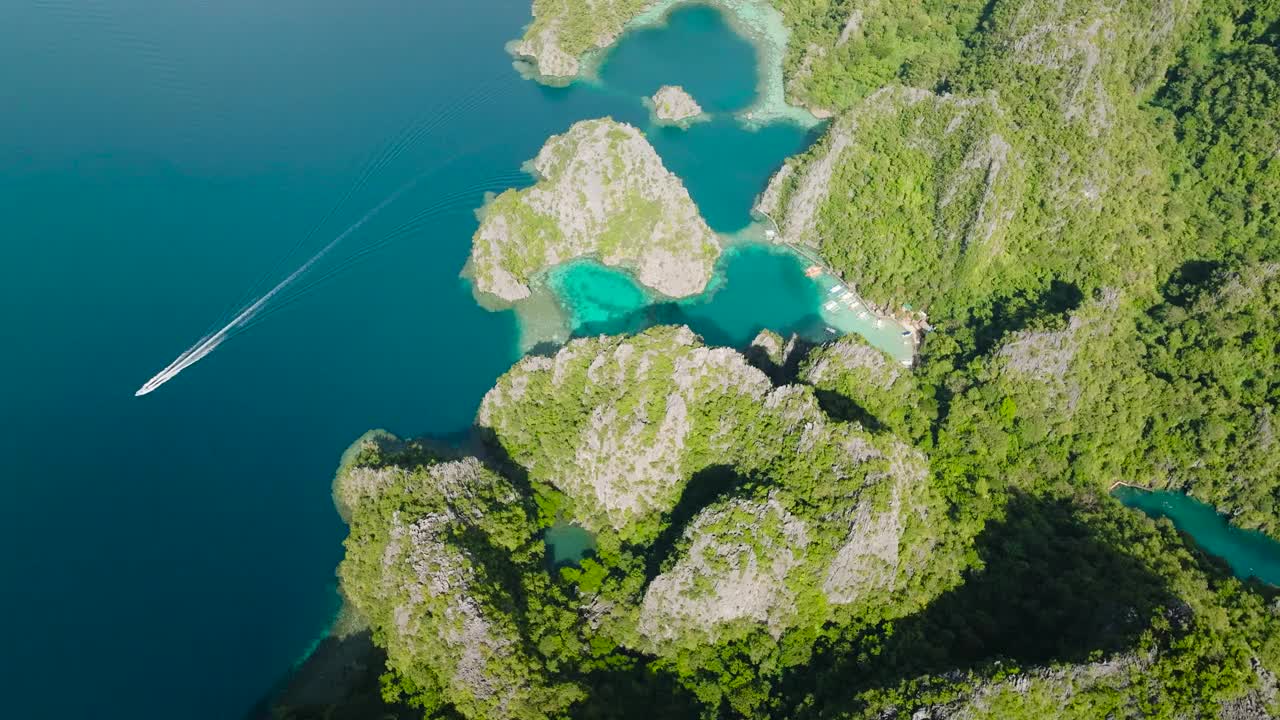 蓝色的海和湖在科伦，巴拉望岛。菲律宾。视频素材