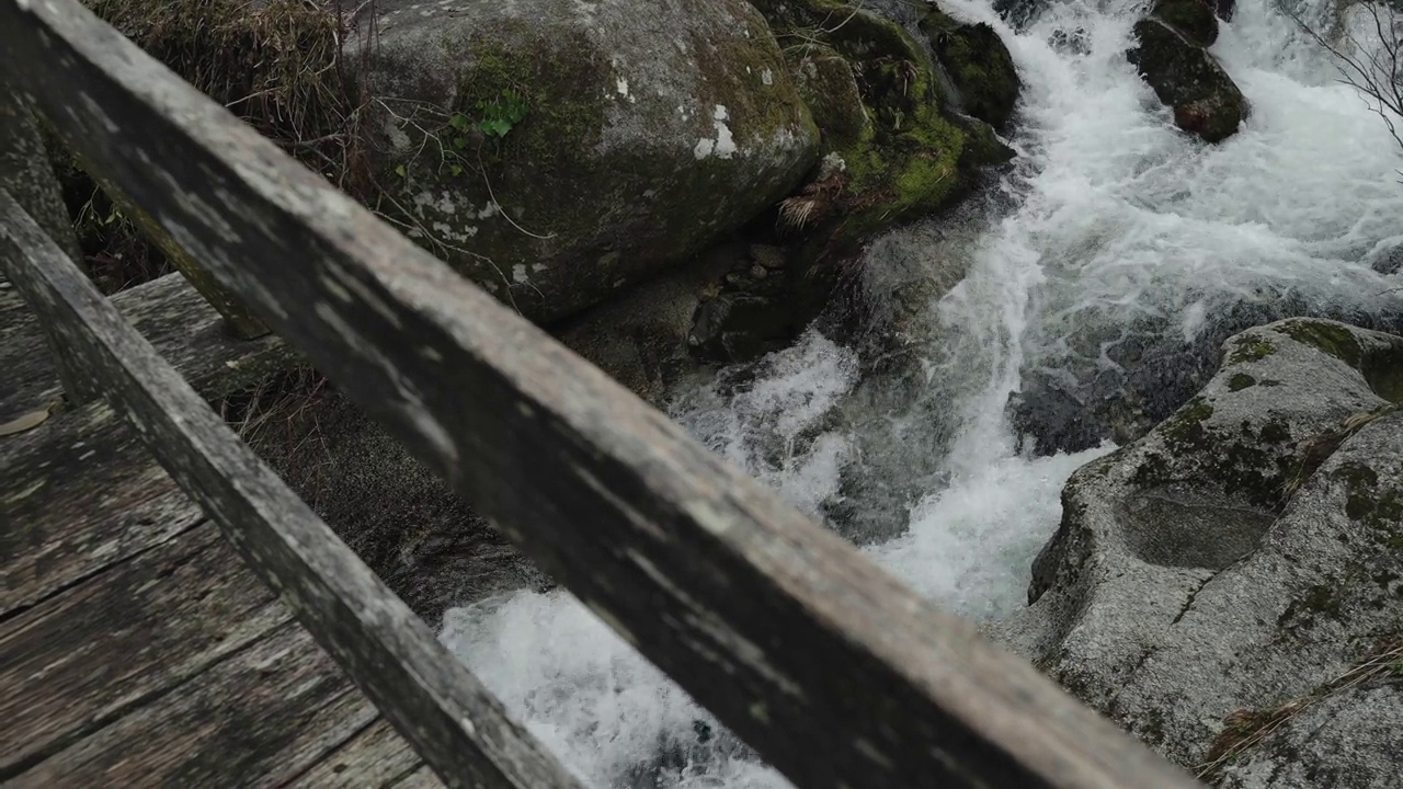 木桥横跨Gerês山溪视频素材