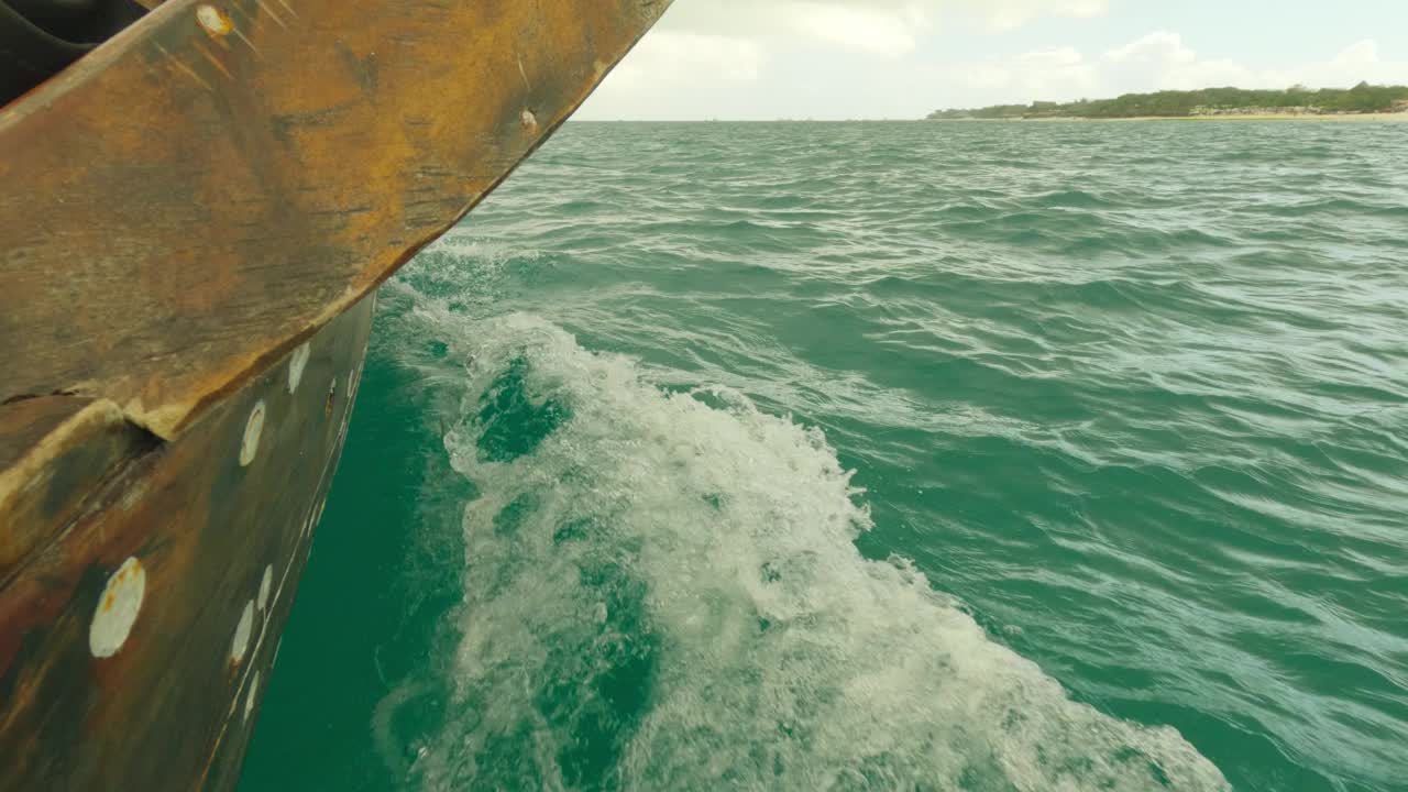 夏季前往天堂岛探险、探险或交通的水上游船、船首和帆船。航海船，海洋和环境在泰国巡航，热带或速度视频素材