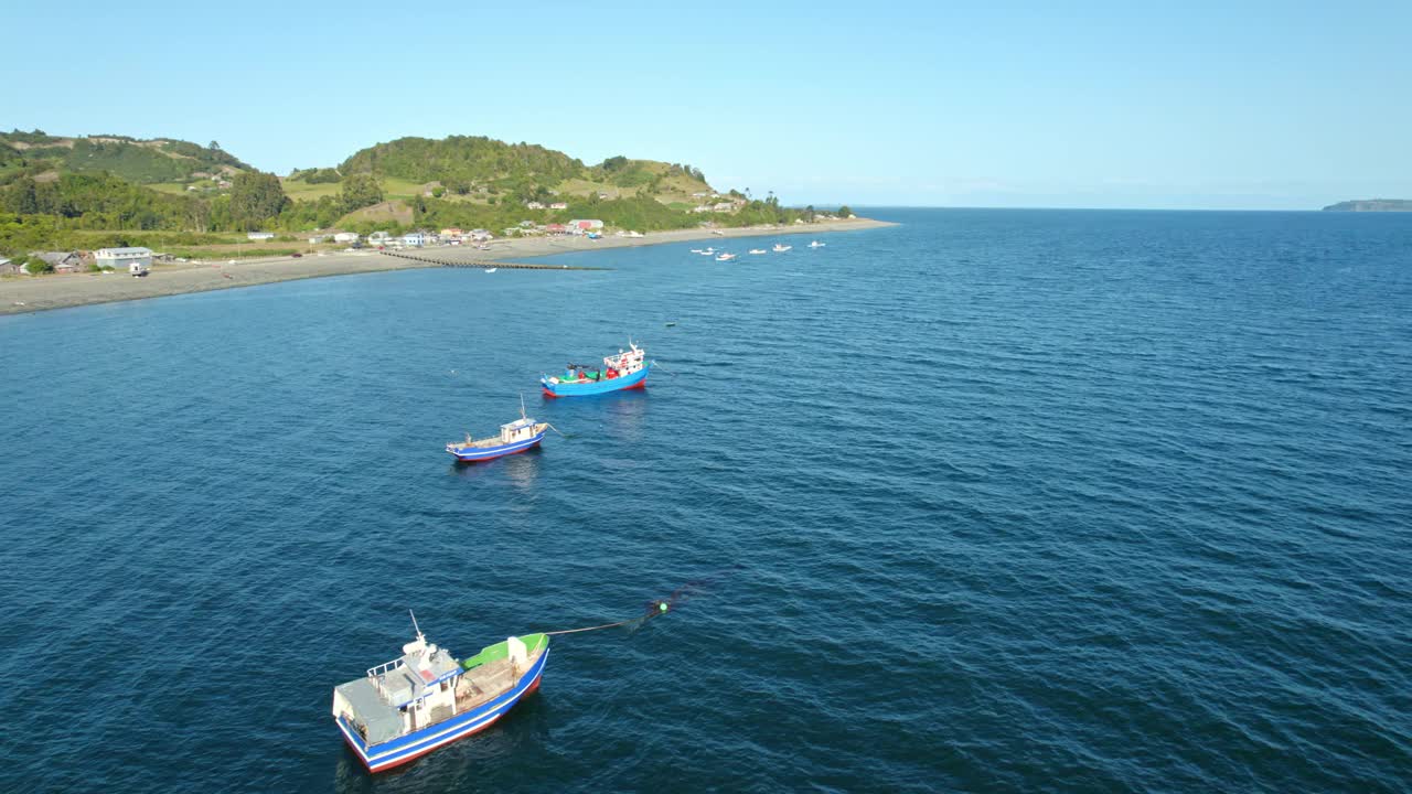 阳光明媚的一天，停泊在奇洛伊大岛特瑙恩海岸的渔船的空中轨道。视频素材