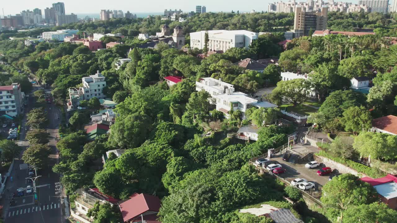 阿勒忒亚大学附近的绿色社区，位于水井的私立大学视频素材