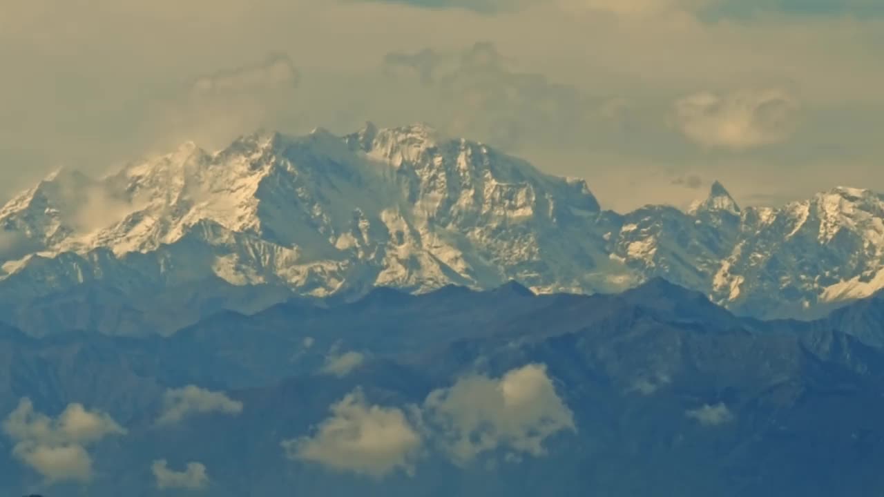 鸟瞰美丽的山景，山谷中有白雪覆盖的罗莎山和马特宏峰视频素材